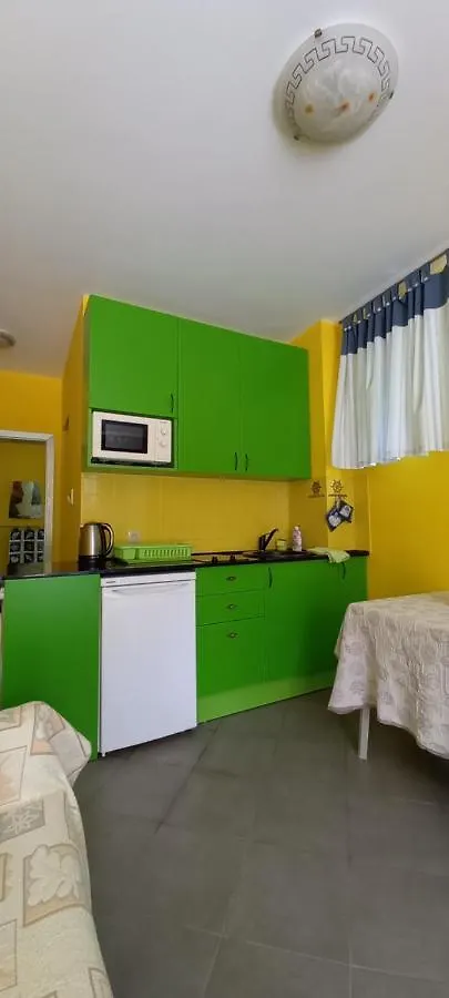 Уютные 2-Х Комнатные Апартаменты Pomorie Apartment
